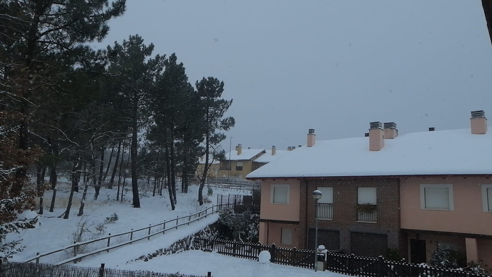 Sojuela ha amanecido con nieve  / ÓSCAR PECIÑA