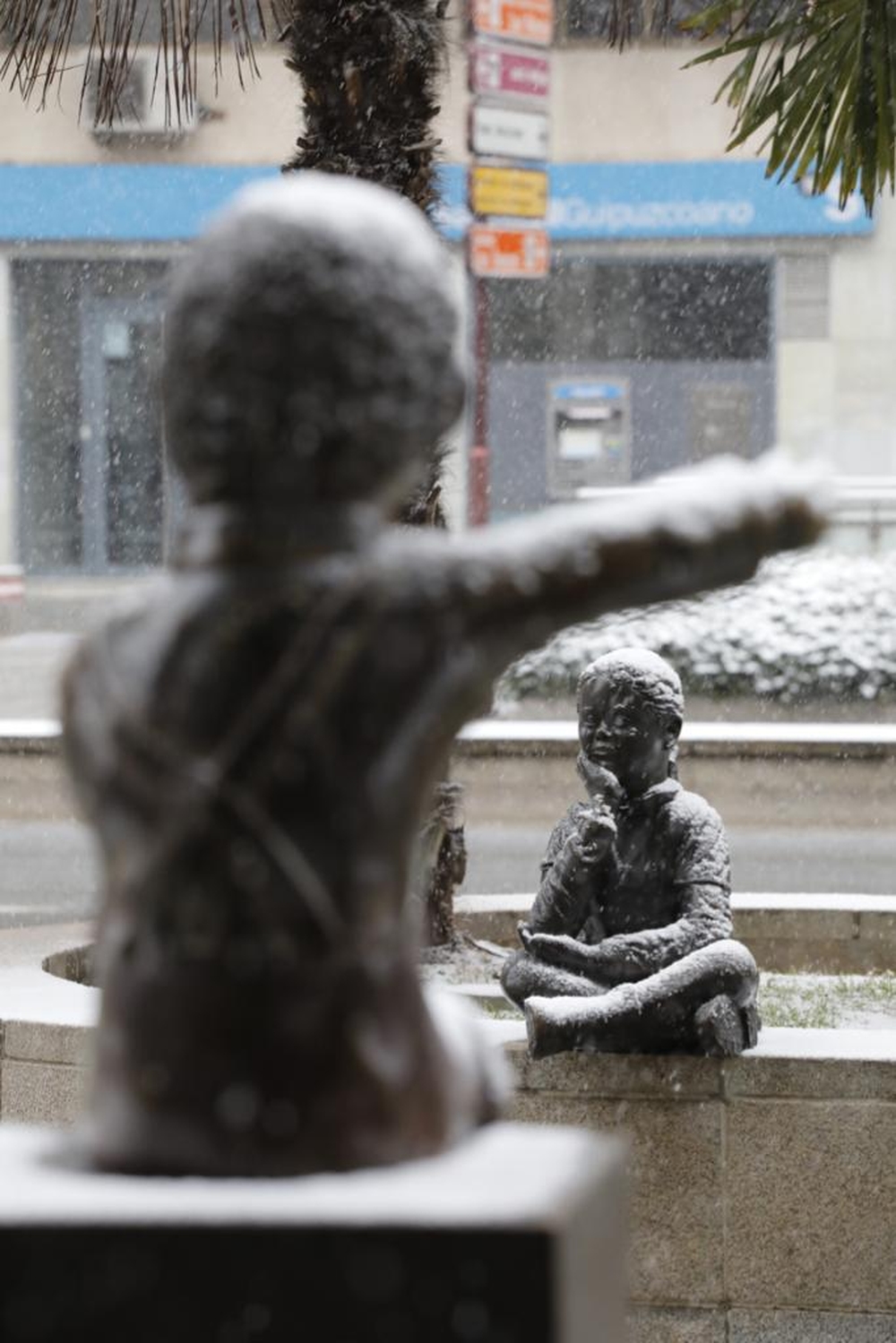 Estatuas nevadas de la capital riojana  / ÓSCAR SOLORZANO