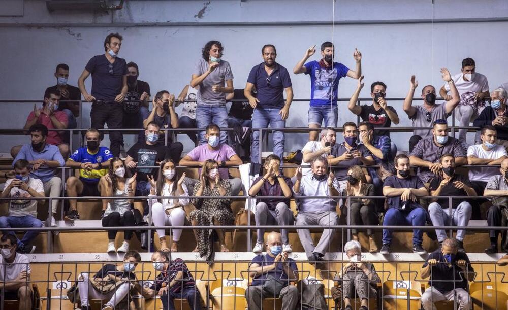 Aficionados a la pelota, en el Adarraga en la final del Torneo de Pelota de San Mateo en 2021  / ÓSCAR SOLORZANO