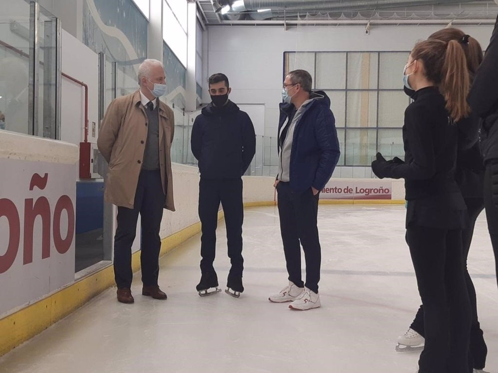 El alcalde de Logroño recibe al patinador Javier Fernández