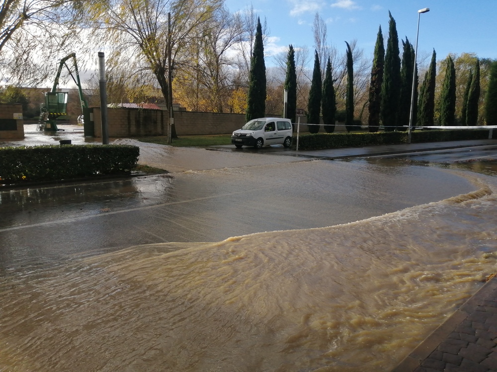 El agua sale de las instalaciones de la central hidroeléctrica de Logroño hacia la carretera del cementerio, en la zona del Pozo Cubillas.  / EL DÍA