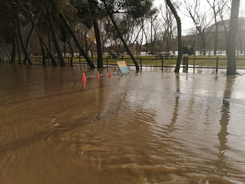 La riada obligó ya en la noche del viernes a cortar el acceso desde el cementerio al polígono industrial Cantabria.  / EL DÍA