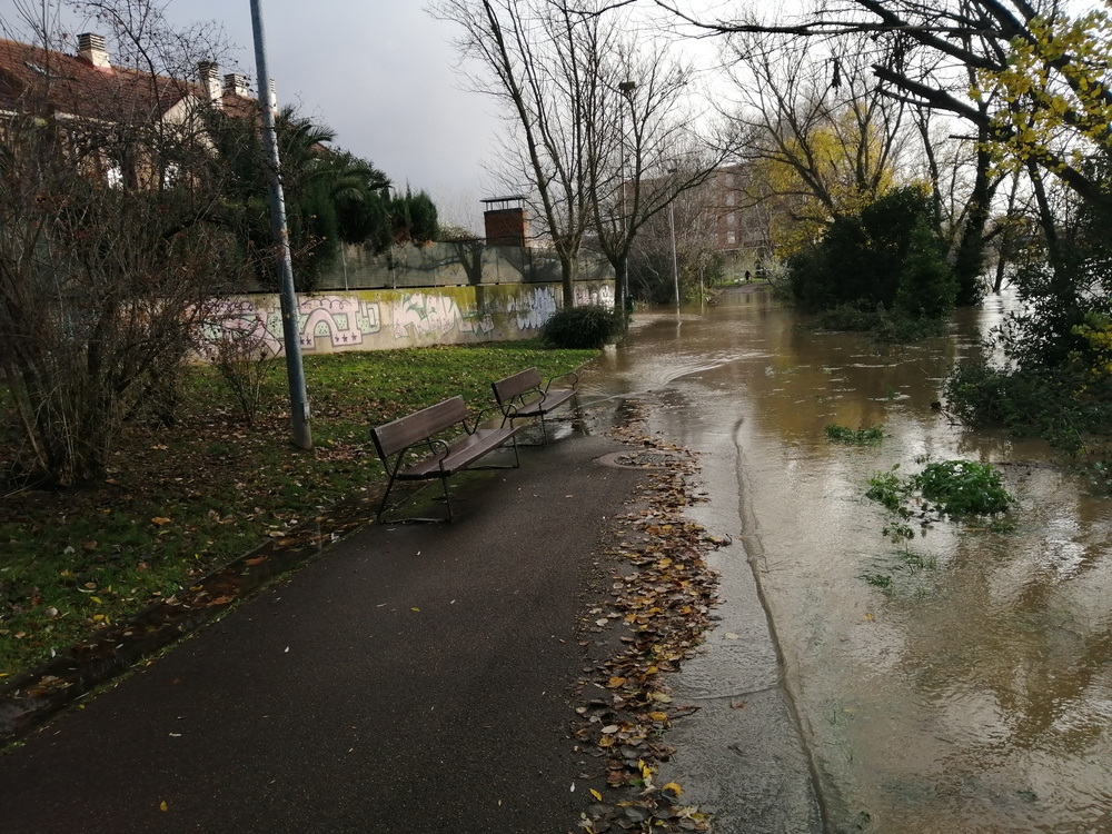 El nivel del agua ha llegado a las puertas de la urbanización Ciudad de Santiago.  / EL DÍA