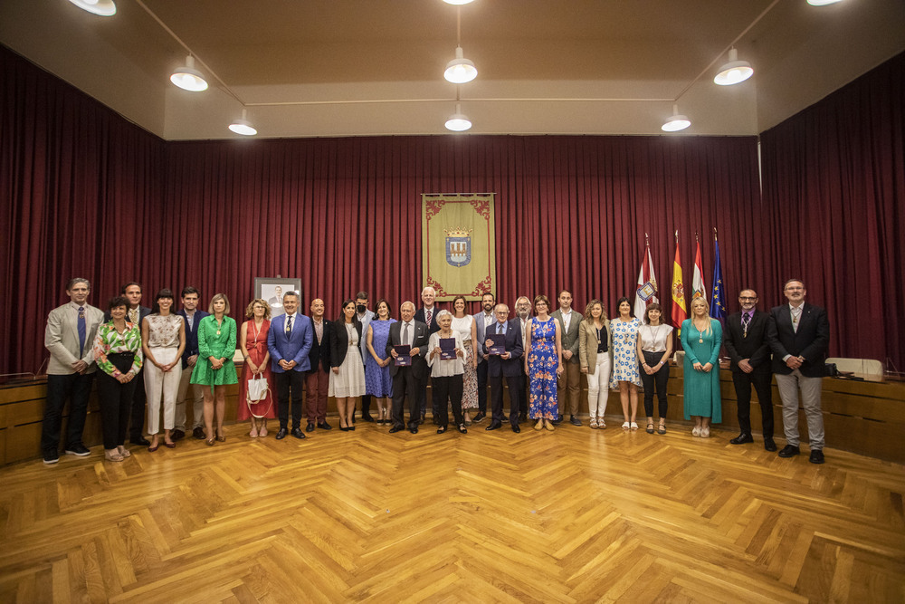 Foto de grupo de los homenajeados, con los miembros de la Corporación logroñesa.