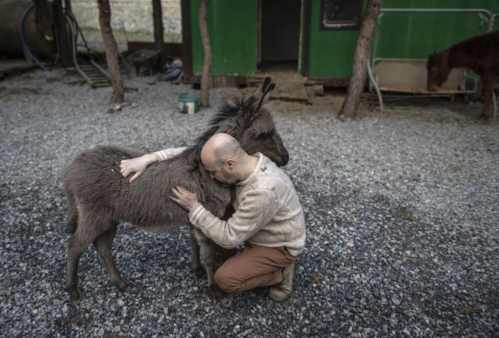 Turkish entrepeneur lives with dozens of animals  / ERDEM SAHIN