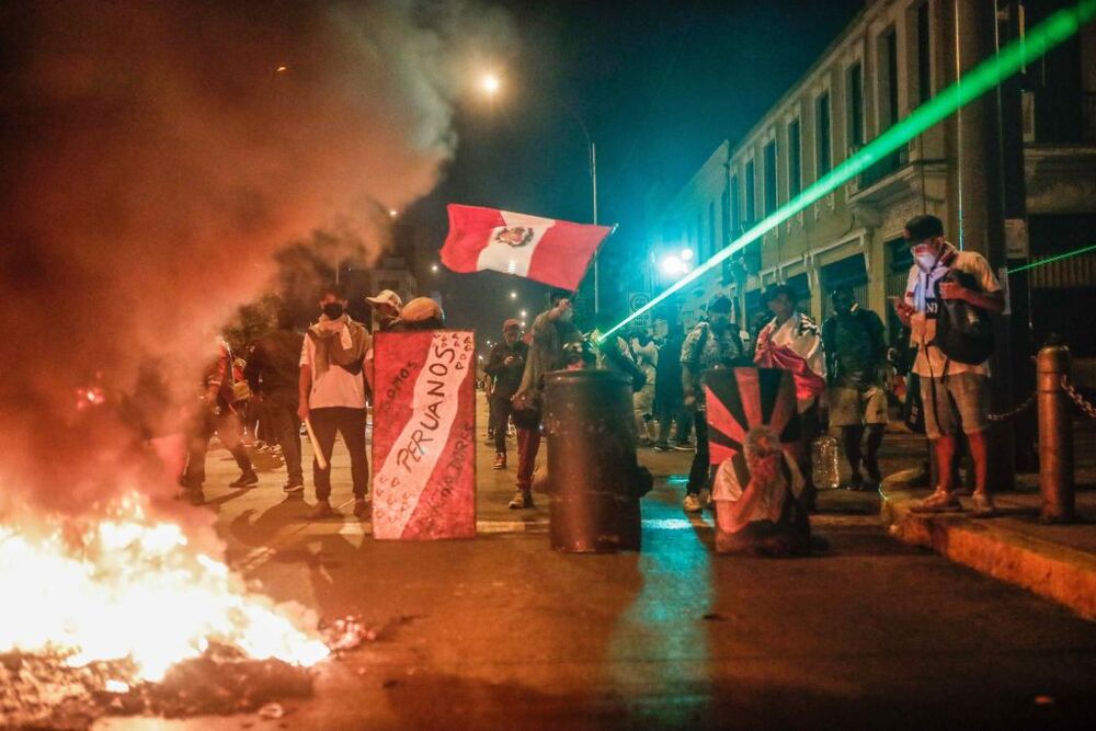 Enfrentamientos entre policías y manifestantes en Lima  / ALDAIR MEJÍA