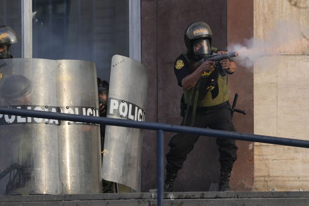 Proteste e scontri in Peru contro l'arresto del Presidente Castillo  / ASSOCIATED PRESS/LAPRESSE