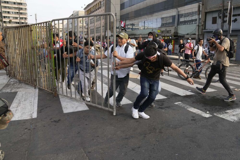 Proteste e scontri in Peru contro l'arresto del Presidente Castillo  / ASSOCIATED PRESS/LAPRESSE