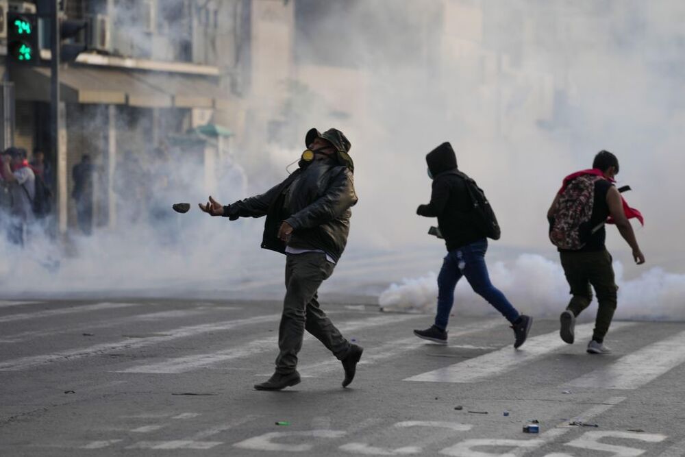 Proteste e scontri in Peru contro l'arresto del Presidente Castillo  / ASSOCIATED PRESS/LAPRESSE