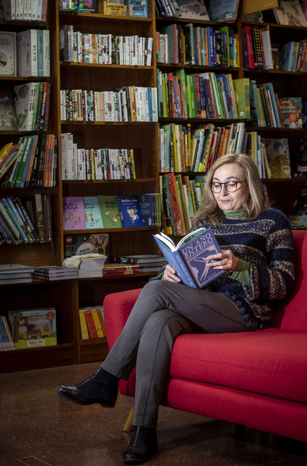 Irene Cerezo disfruta de un rato de lectura en su librería de la calle Portales de Logroño.