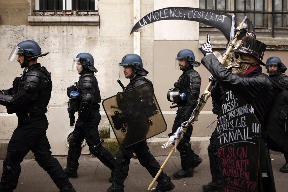 Pension reform protest in Paris  / YOAN VALAT