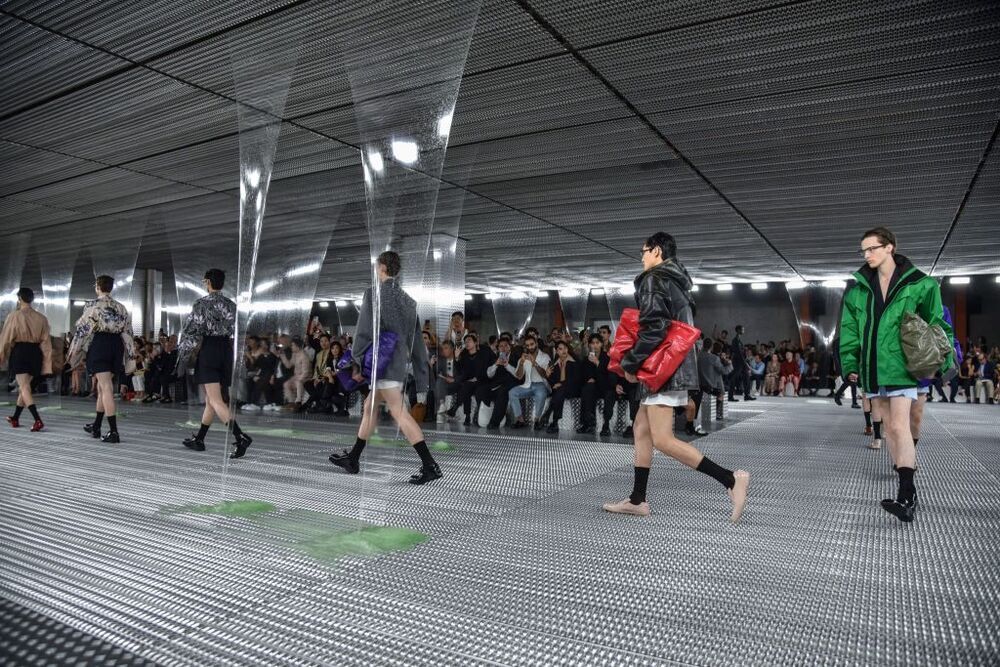 La moda 'fluída' y 'libre' de Prada desfila en Milán