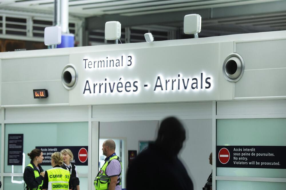 Ciudadanos franceses llegan de Níger de madrugada al aeropuerto Charles de Gaulle de Roissy-en-France, en las afueras de París, Francia.