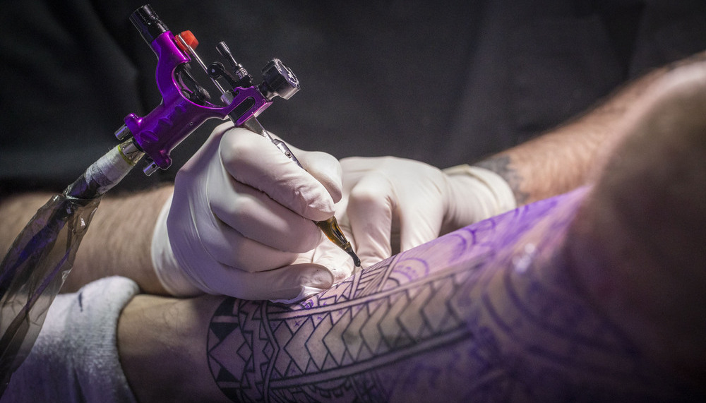 Proceso de marcado de las líneas básicas de un tatuaje.