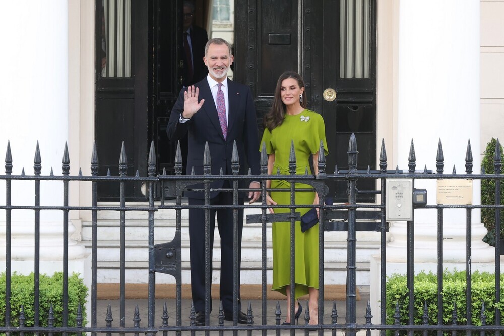 Doña Letizia cautiva Londres con un diseño de Victoria Beckham