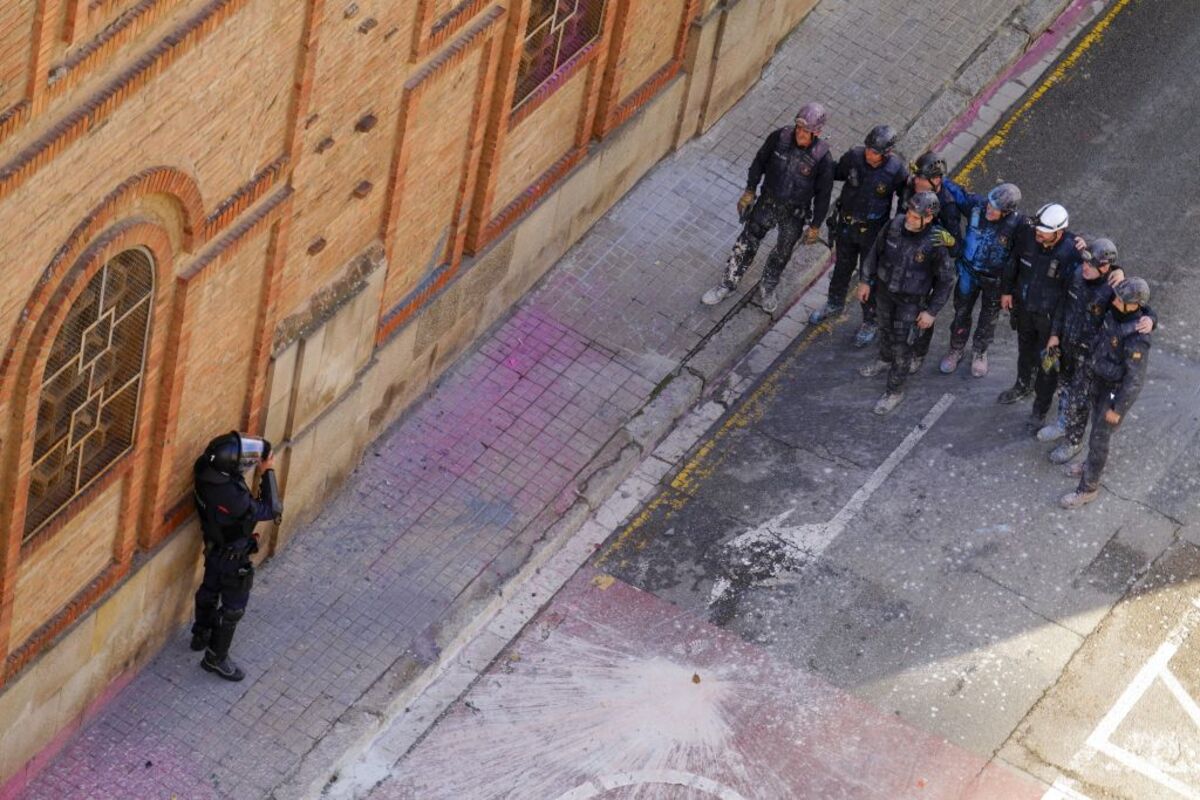 Los edificios ocupados en La Bonanova, bajo control de los Mossos  / ENRIC FONTCUBERTA