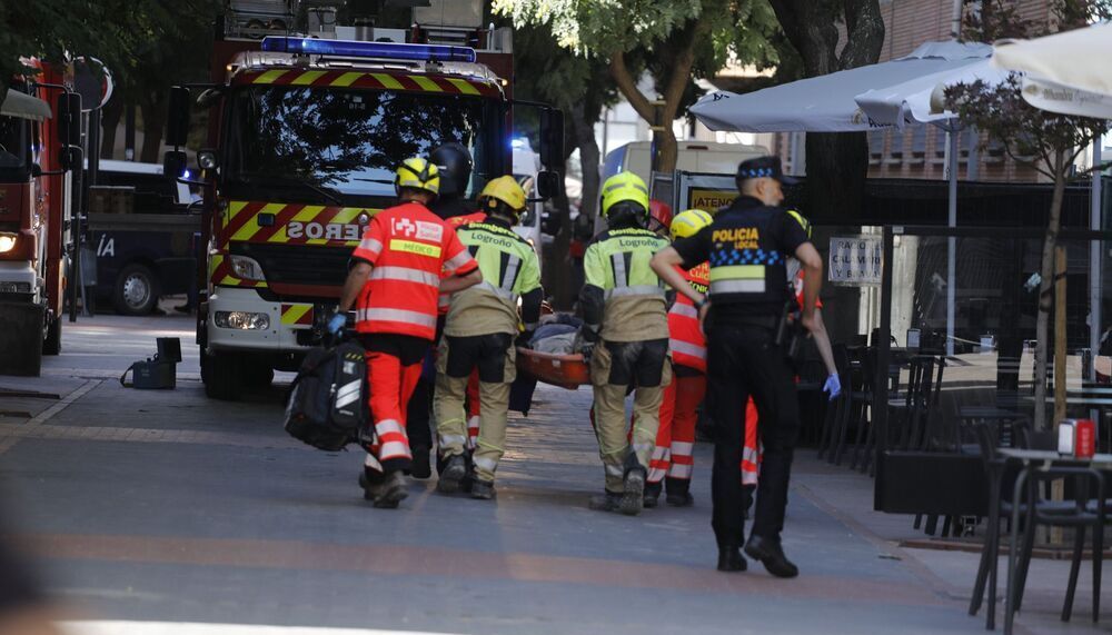 Evacuación de uno de los heridos por parte de personal sanitario y bomberos.