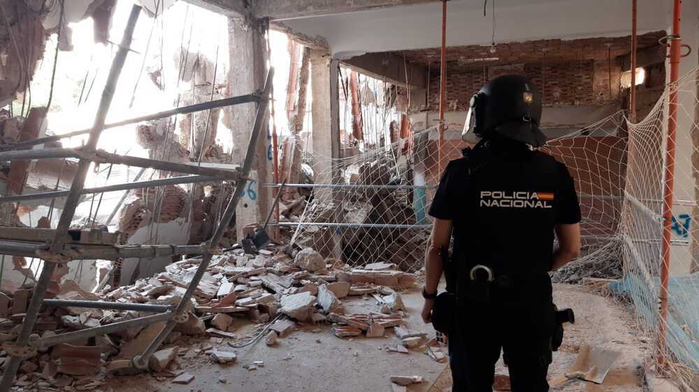 Un agente observa la parte del edificio que se ha venido abajo. 