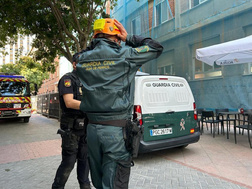 Unidad Canina de Rescate de La Rioja de la Guardia Civil desplazada al lugar del derrumbe.