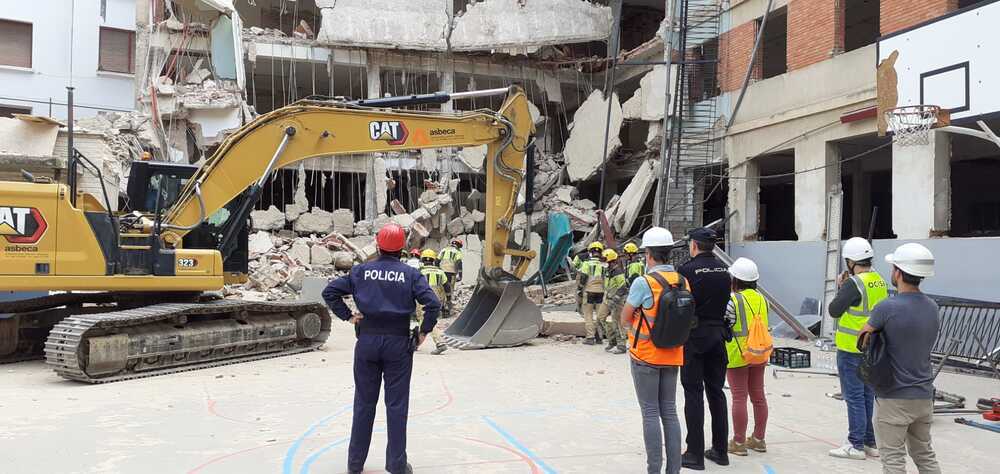 Una excavadora se dispone a iniciar los trabajos de desescombro en la zona del derrumbe. 