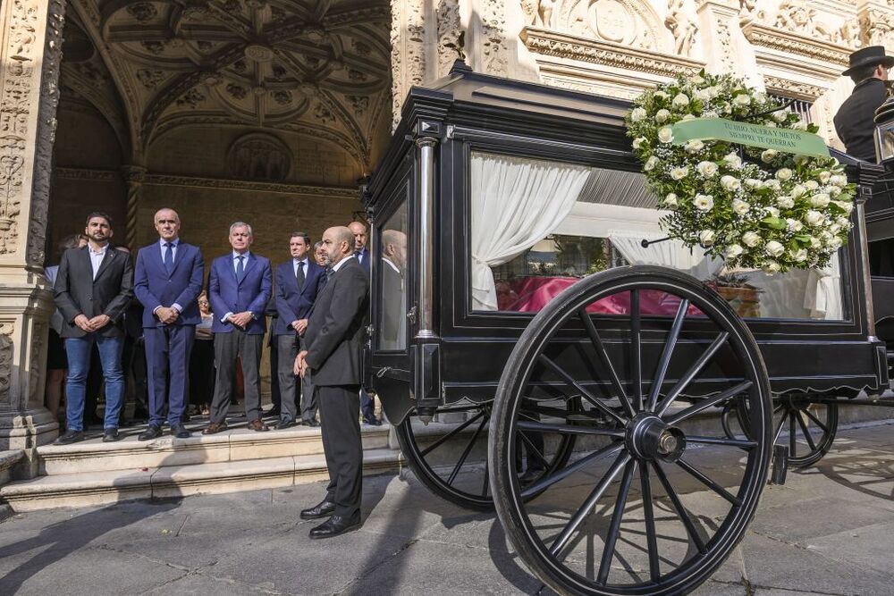 El féretro de María Jiménez es transportado en un coche de caballos a la iglesia de Santa Ana de Triana, donde se celebrará una misa  / RAUL CARO