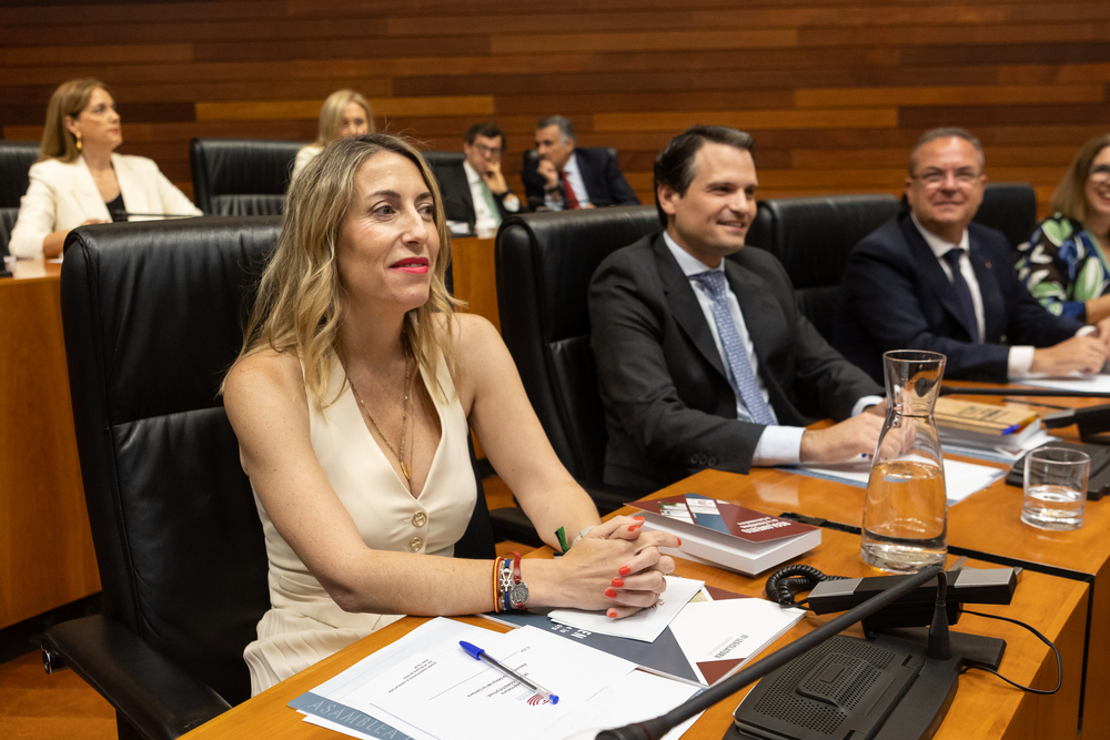 La presidenta del PP de Extremadura, María Guardiola, durante la constitución de la Asamblea de Extremadura.