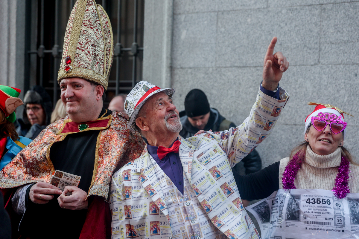 Muchas de las personas congregadas en el Teatro Real han acudido disfrazadas con los más diversos y llamativos atuendos