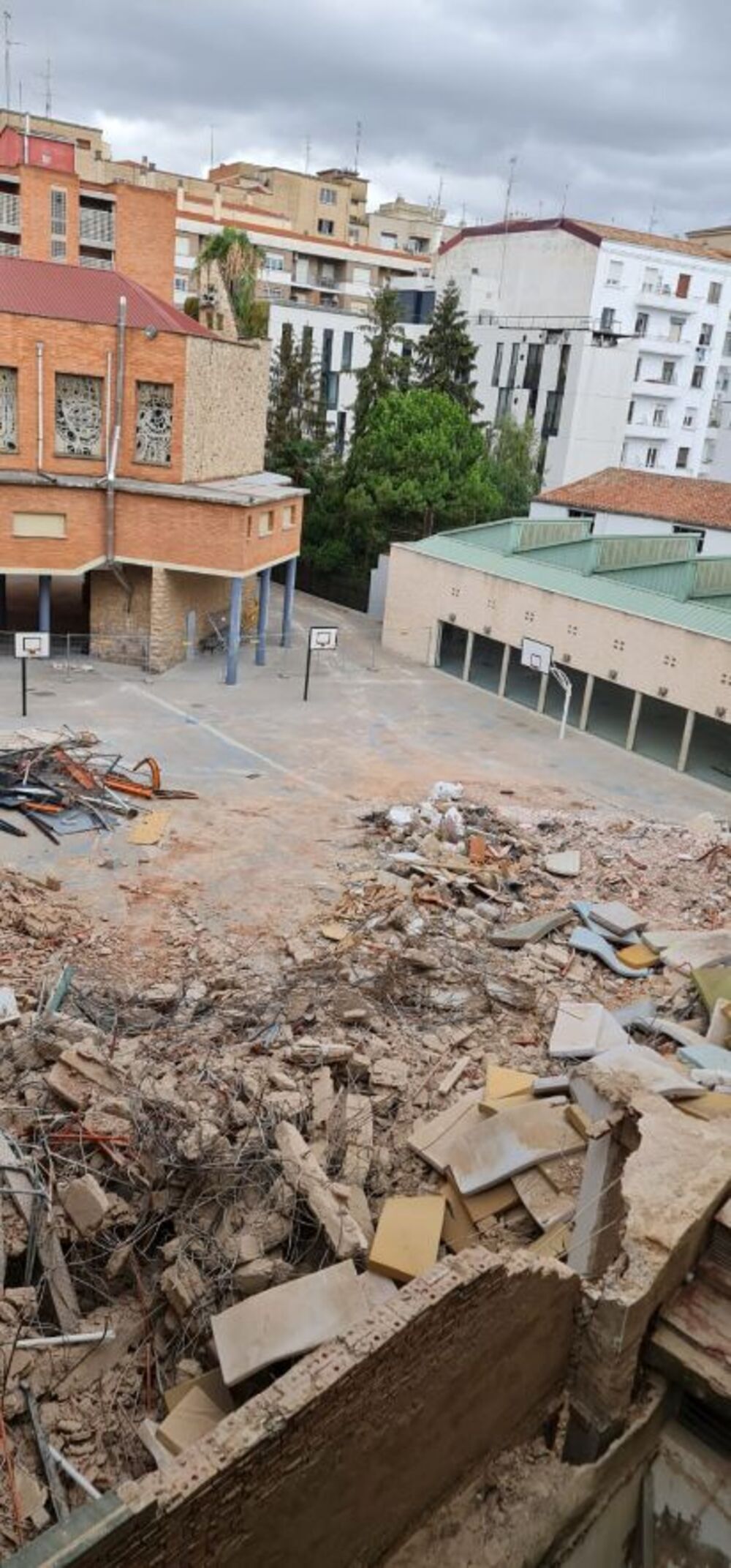 El escombro ocupa a fecha de hoy parte del patio del colegio