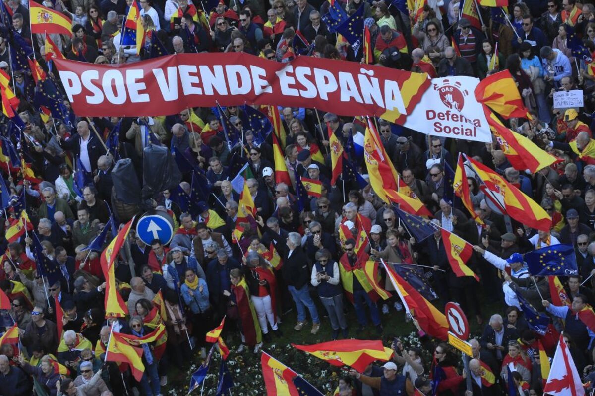 Manifestación multitudinaria contra la amnistía en la Plaza de Cibeles de Madrid  / FERNANDO ALVARADO