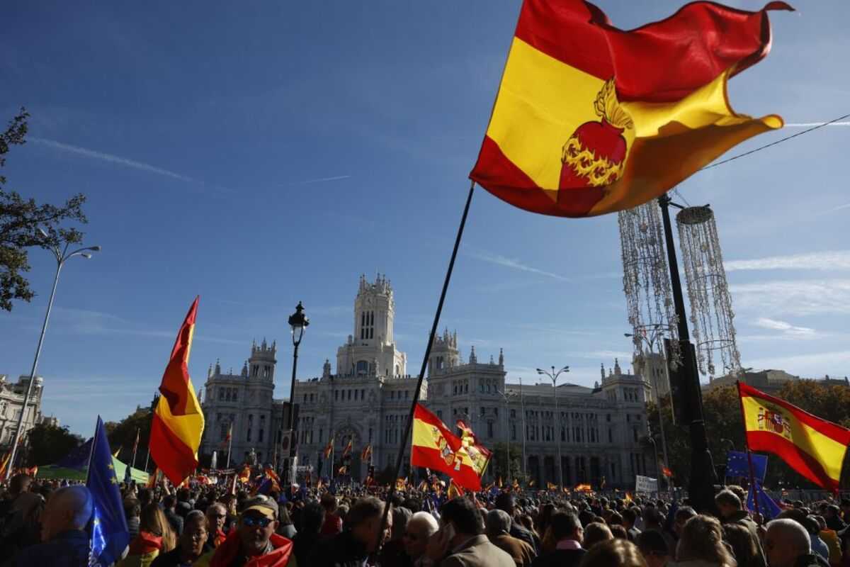 Manifestación multitudinaria contra la amnistía en la Plaza de Cibeles de Madrid  / JUANJO MARTIN