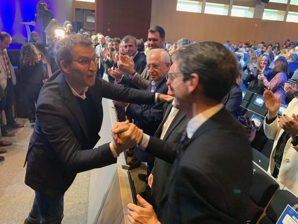 Capellán junto al candidato en Asturias antes de comenzar el acto.
