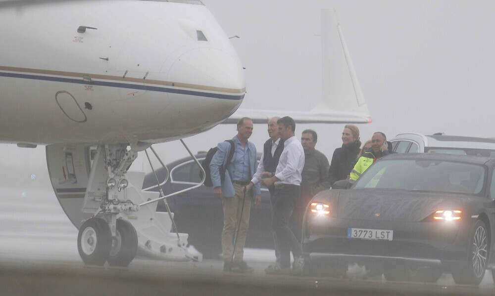 El rey emérito abandona Galicia desde el aeropuerto de Peinador, en Vigo.