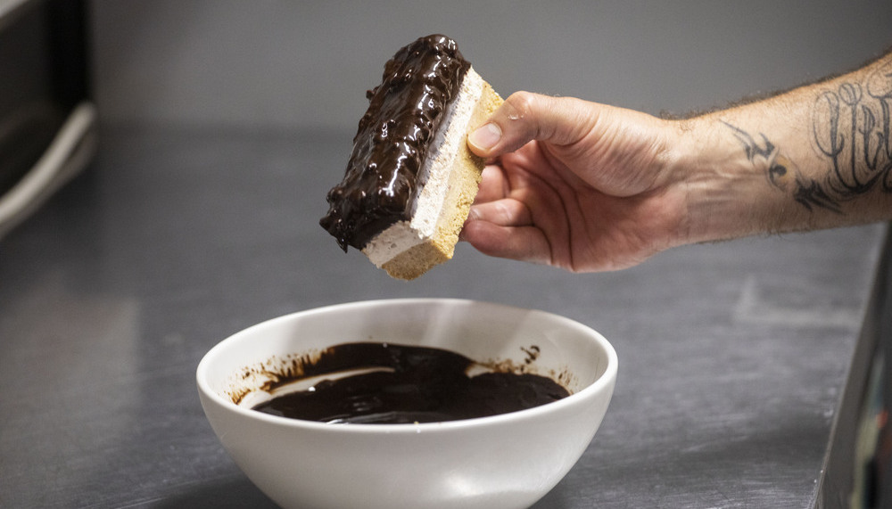 Preparación de un postre vegano con chocolate y frutos secos en el restaurante Sol Veggie de Logroño.