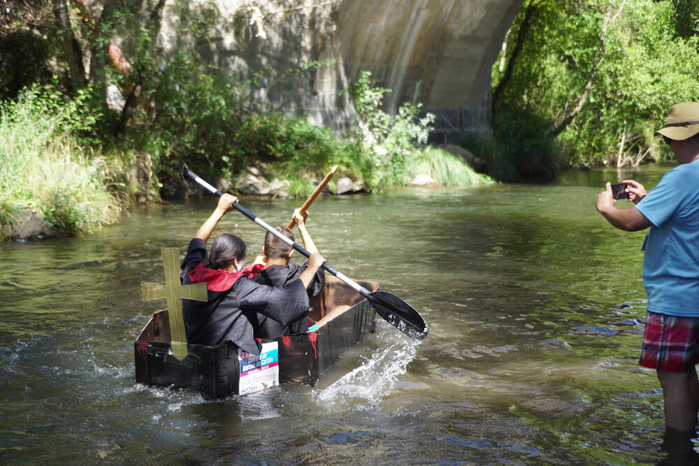 Primera carrera de Barcos de Cartón en Villanueva de Cameros, La Rioja  / ANTONIO RUIZ (EUROPA PRESS)