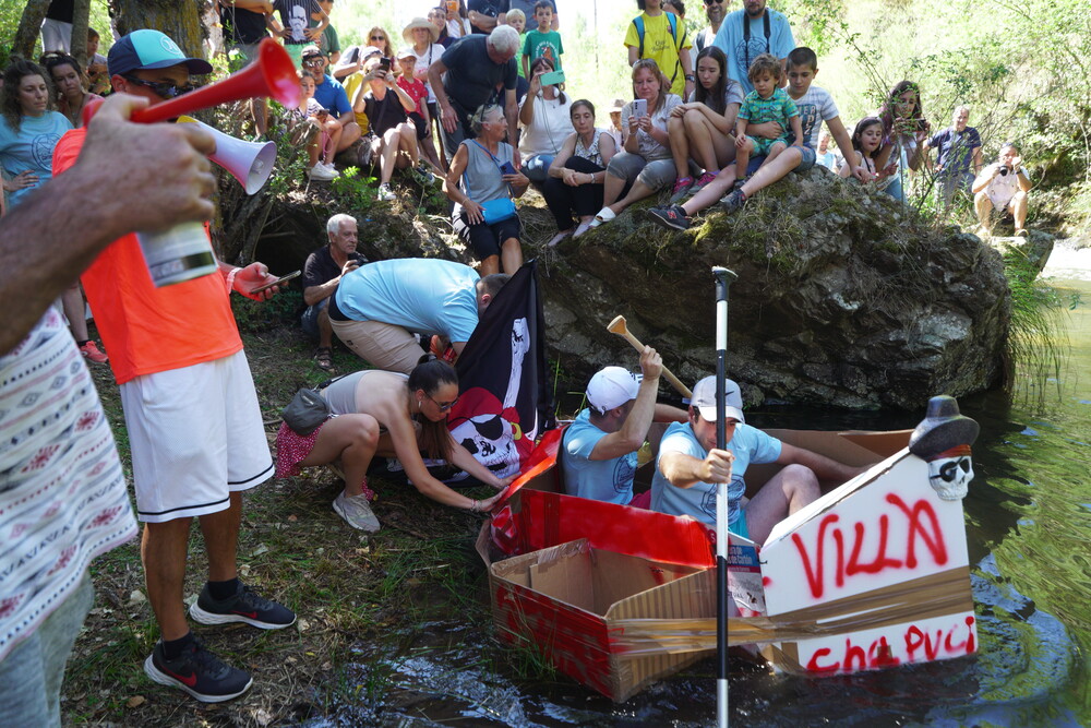 Primera carrera de Barcos de Cartón en Villanueva de Cameros, La Rioja  / ANTONIO RUIZ (EUROPA PRESS)