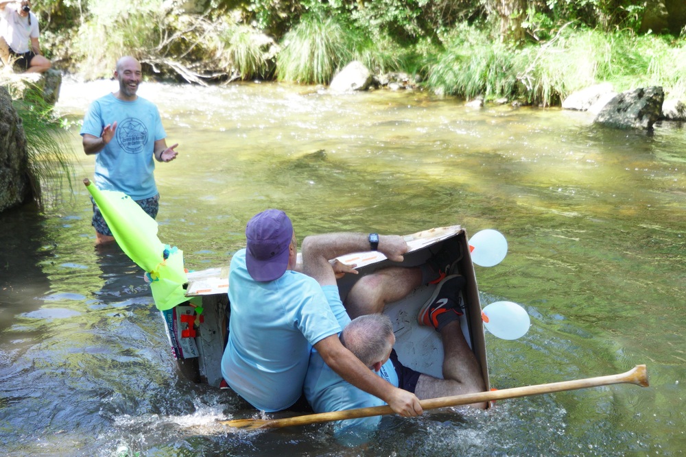 Primera carrera de Barcos de Cartón en Villanueva de Cameros, La Rioja  / ANTONIO RUIZ (EUROPA PRESS)