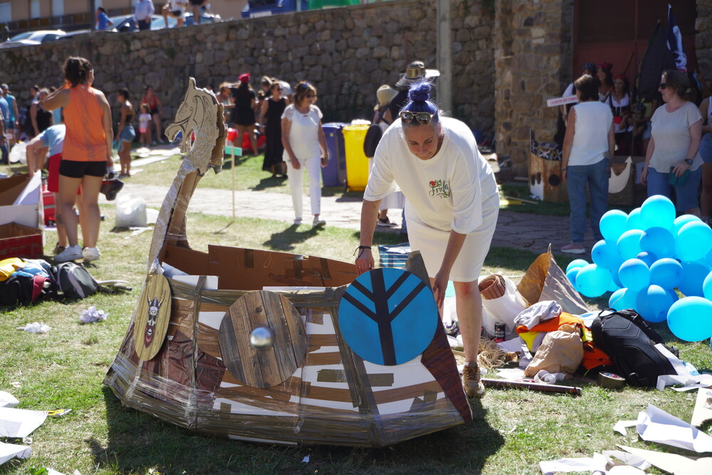 Primera carrera de Barcos de Cartón en Villanueva de Cameros, La Rioja  / ANTONIO RUIZ (EUROPA PRESS)