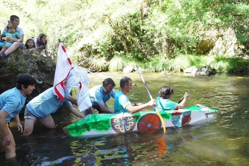 Primera carrera de Barcos de Cartón en Villanueva de Cameros, La Rioja  / ANTONIO RUIZ (EUROPA PRESS)