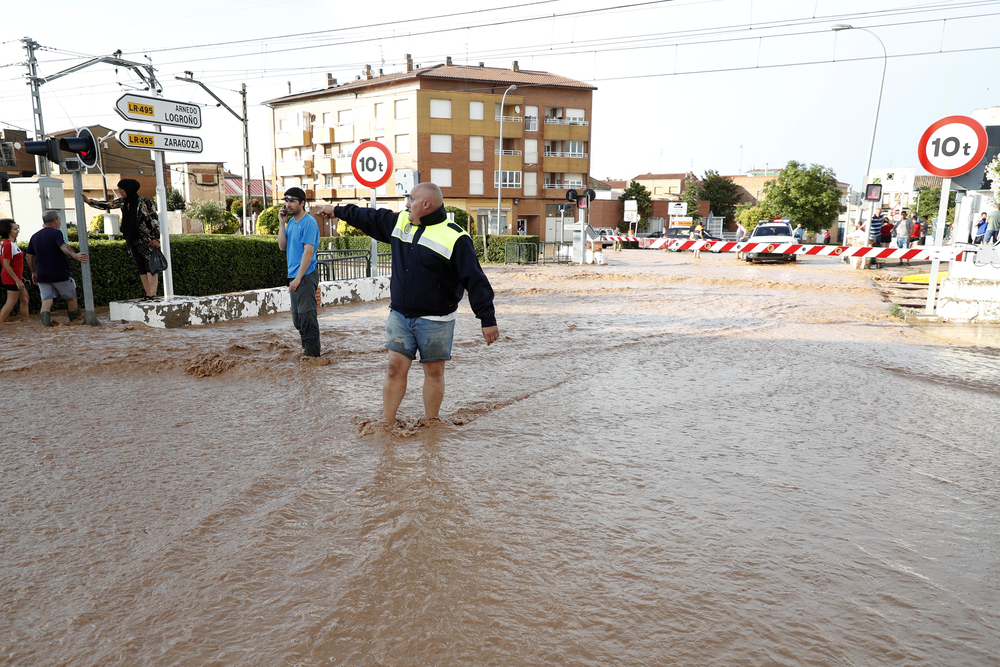 Inundaciones en Rincón de Soto (La Rioja) la tarde del viernes 7 de julio de 2023  / JAVIER BELVER (AGENCIA EFE)