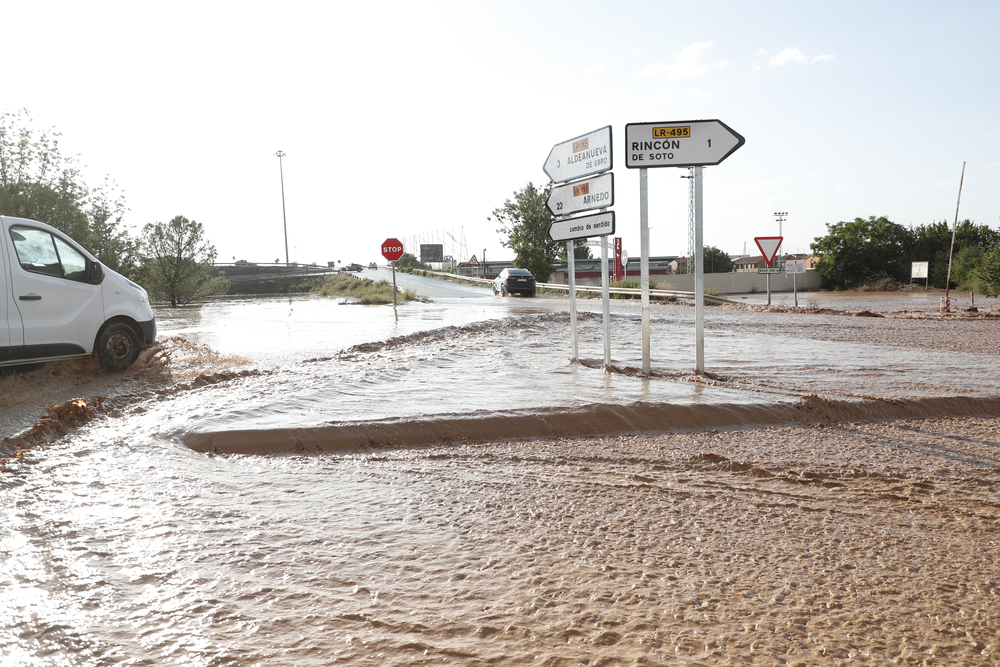 Inundaciones en Rincón de Soto (La Rioja) la tarde del viernes 7 de julio de 2023  / JAVIER BELVER (AGENCIA EFE)