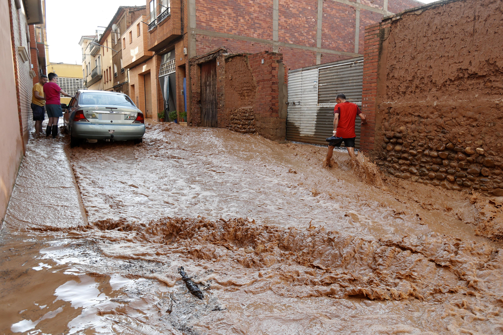 Inundaciones en Rincón de Soto (La Rioja) la tarde del viernes 7 de julio de 2023  / JAVIER BELVER (AGENCIA EFE)