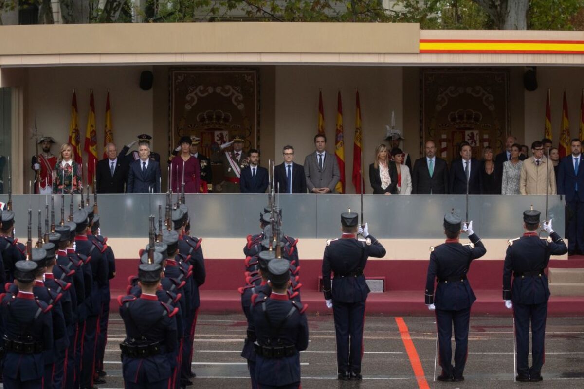 Acto solemne de homenaje a la Bandera Nacional y desfile militar por el 12 de octubre, Día de la Hispanidad, en la Plaza de Cánovas del Castillo  / ALEJANDRO MARTÍNEZ VÉLEZ   EUR