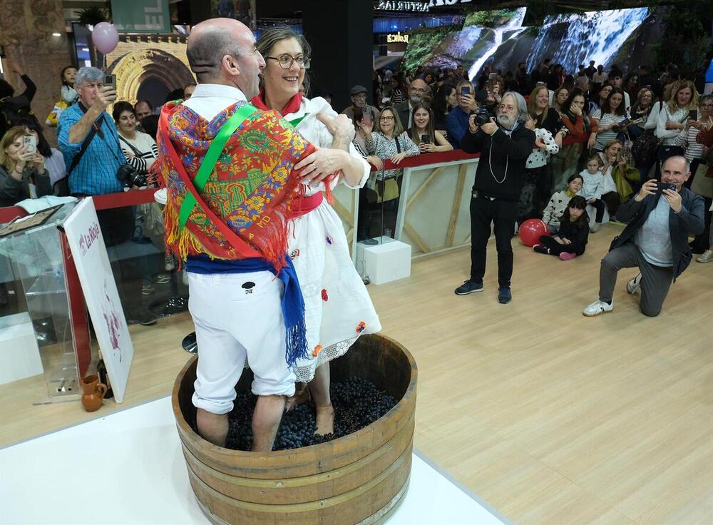 Pisado de uva a la antigua usanza en el expositor riojano en Fitur.