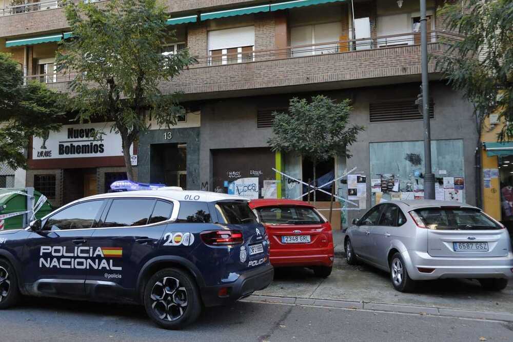 Un vehículo policial vigila la entrada del local. 