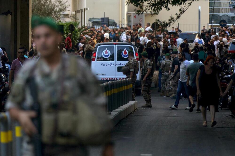 Ambulancia en Beirut tras la explosión de cientos de dispositivos buscapersonas en manos de miembros de Hezbolá