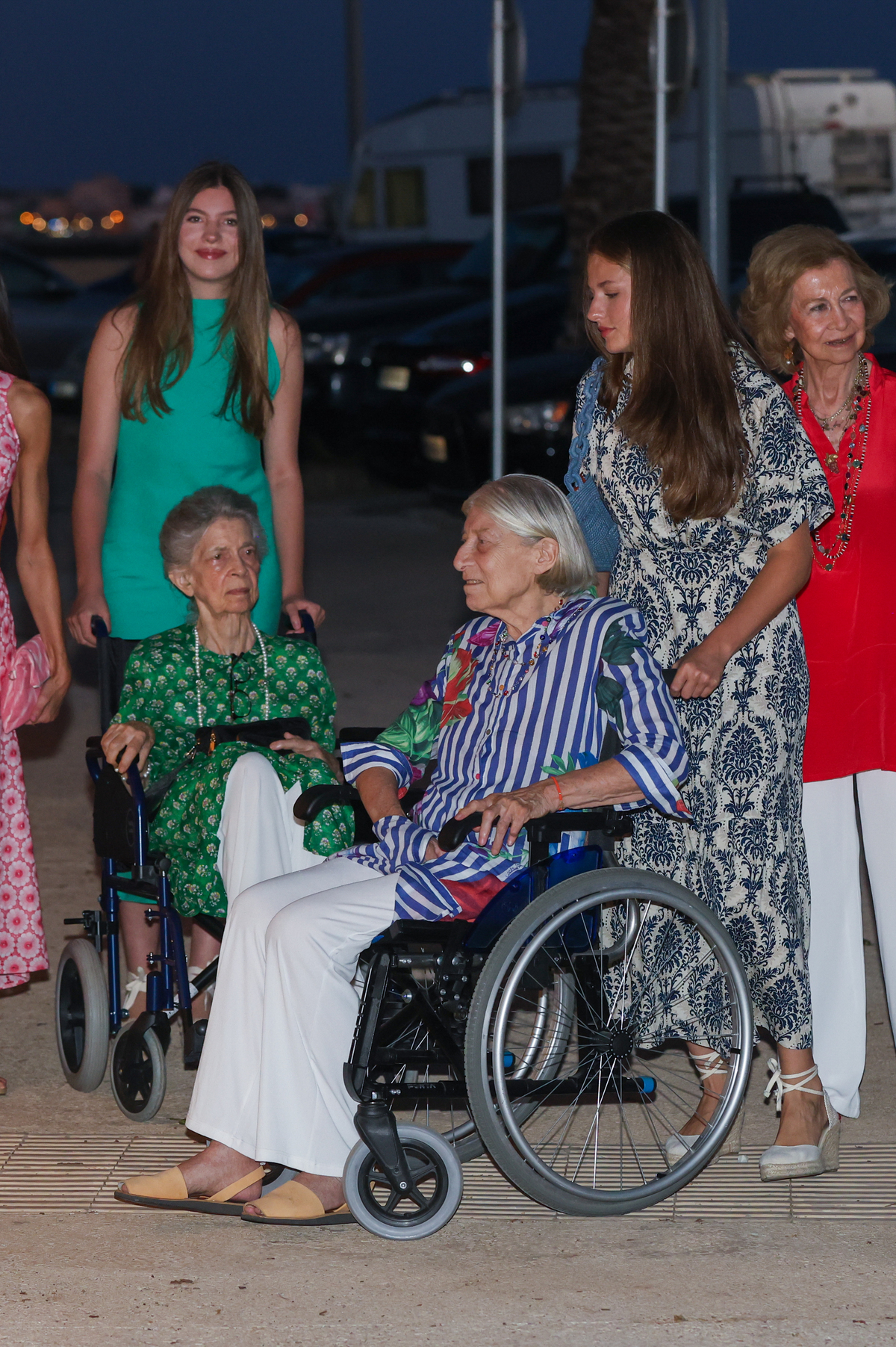 La Familia Real disfruta de una distendida cena durante sus vacaciones en Mallorca  / RAÚL TERREL