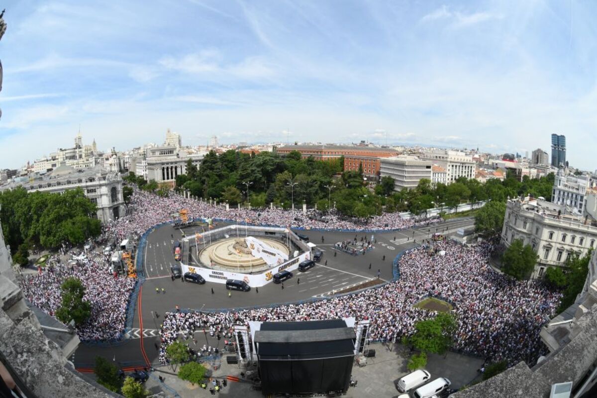 El Real Madrid recibe el trofeo de su trigésimo sexta Liga e inicia las celebraciones  / FERNANDO VILLAR