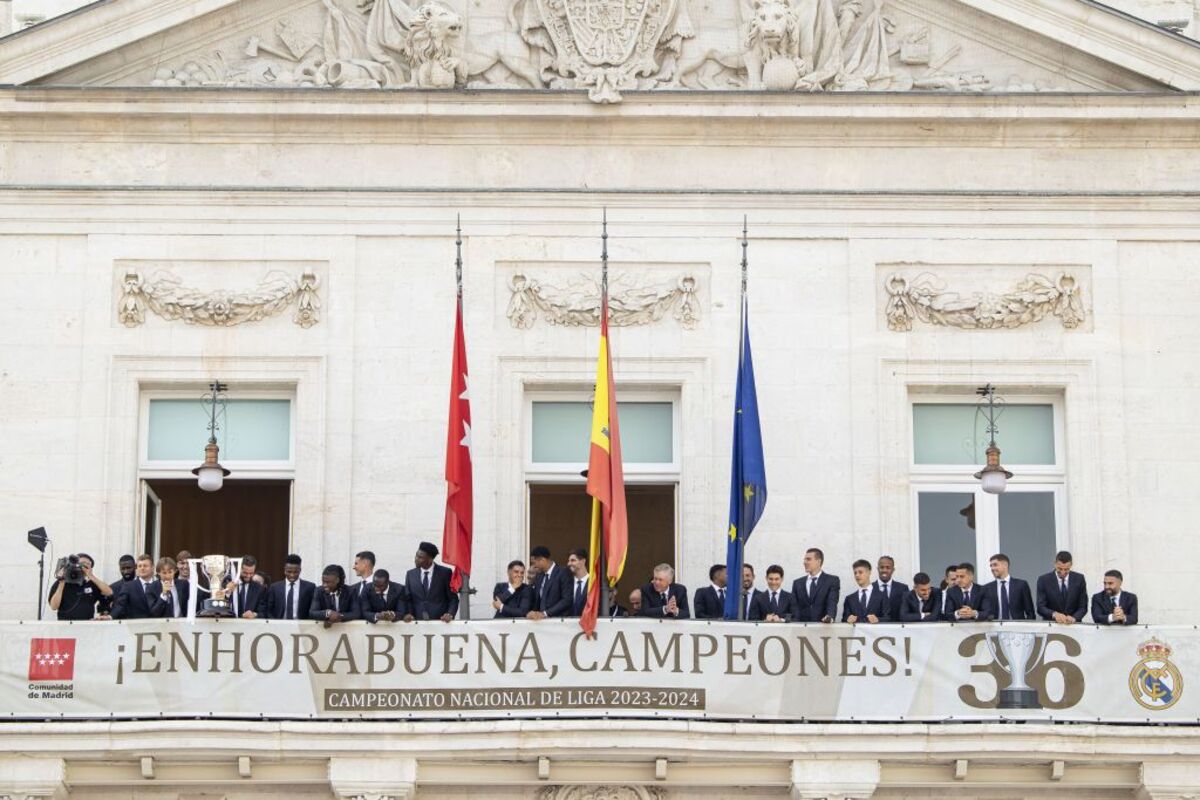 El Real Madrid recibe el trofeo de su trigésimo sexta Liga e inicia las celebraciones  / DANIEL GONZALEZ