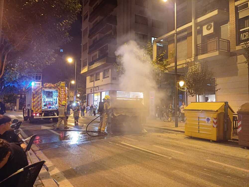 Una dotación de bomberos sofoca las llamas. 