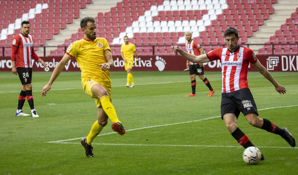 Pablo Bobadilla despeja frente a Stuani, el 9 de mayo de 2021 en Las Gaunas.